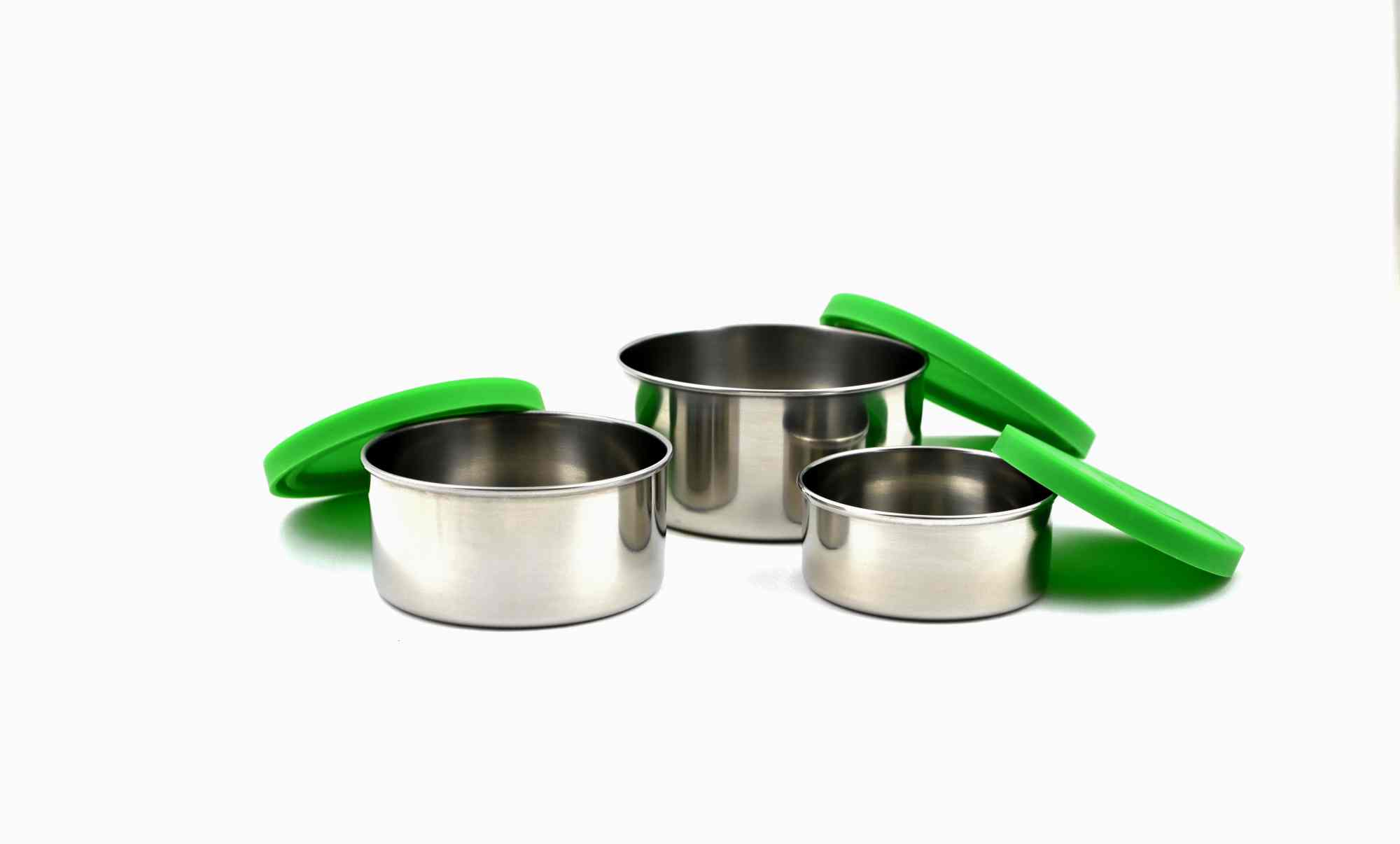 Made Sustained Runde Edelstahlbox mit Deckel in Grün